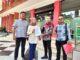 Advokat Suliono, SH, M.Kn dan Farhan Faelani, SH serta Sigit, SH, bersama kliennya, Galuh Nalibronto tiba di PN Malang untuk menyerahkan kontra memori PK, Senin (28/7/2025).