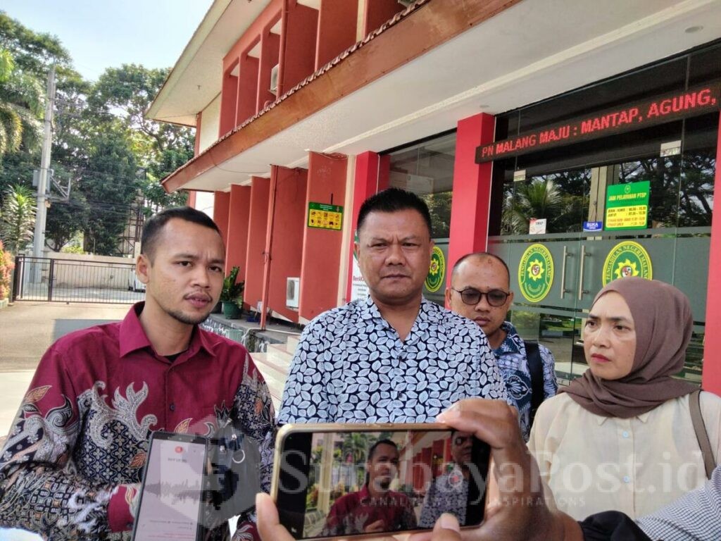 Suliono, SH, M.Kn bersama tim saat ditemui awak media di PN Kelas 1A Malang