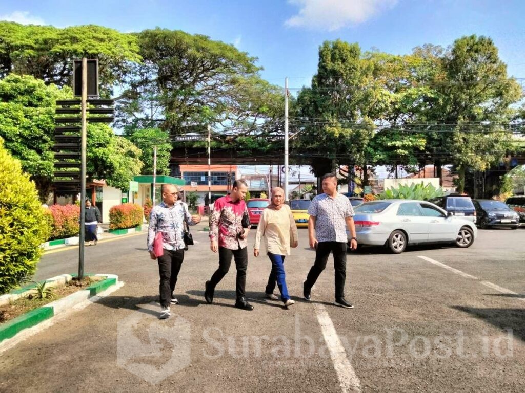 Tim kuasa hukum Galuh Nalibronto dan Ngatemoen Harijono saat mendatangi PN Malang