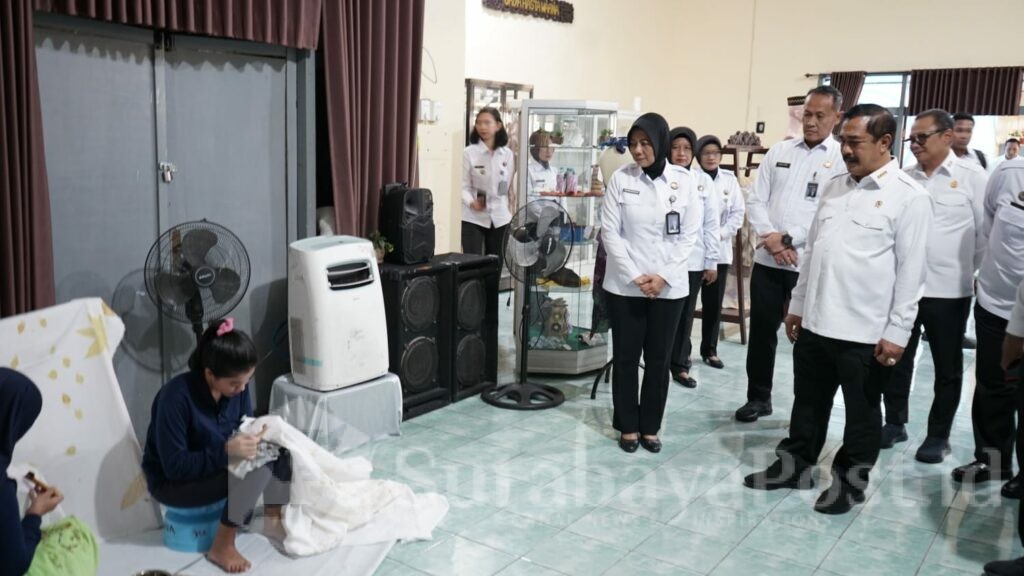 Menteri Agus Andrianto meninjau hasil karya warga binaan, seperti kerajinan, batik, dan produk makanan. (ist).