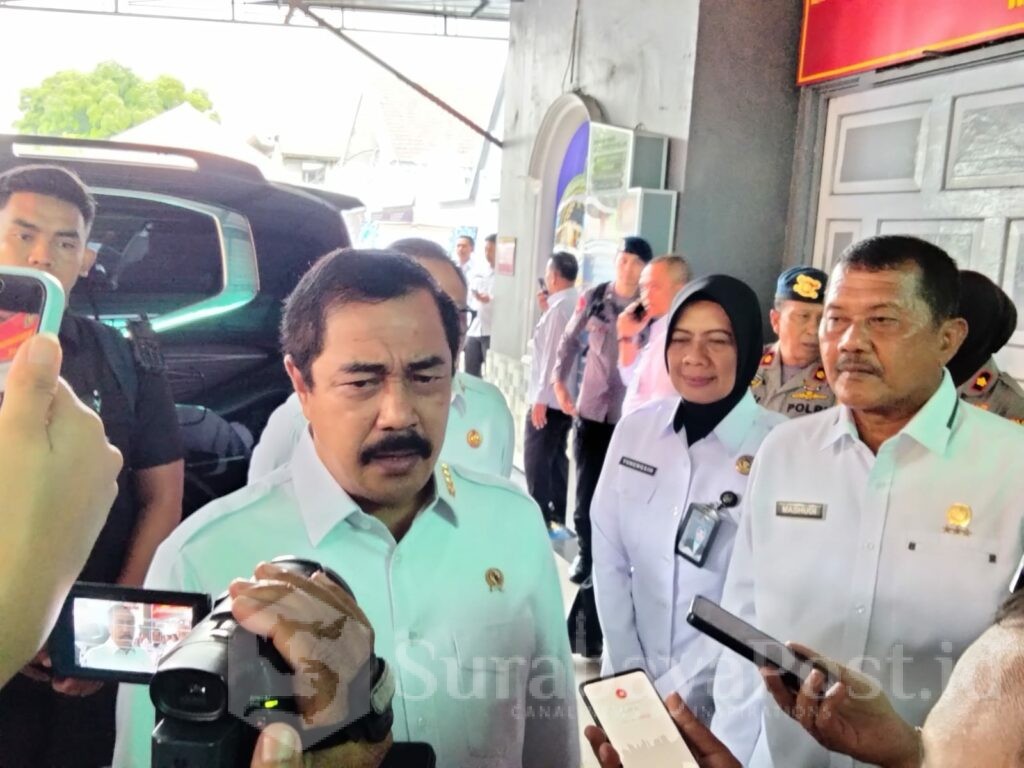 Menteri Imipas, Agus Andrianto memberikan keterangan kepada wartawan usai kunjungan di Lapas Perempuan Kelas IIA Malang
