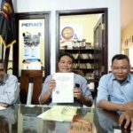 Sumardhan, SH, MH bersama tim dari Firma Hukum Edan Law saat menggelar konferensi pers terkait terbitnya SK AHU dan langkah hukum, Rabu (30/7/2025).