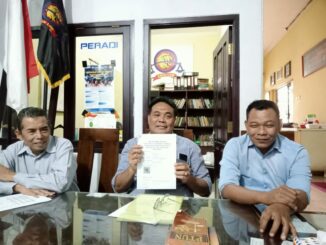 Sumardhan, SH, MH bersama tim dari Firma Hukum Edan Law saat menggelar konferensi pers terkait terbitnya SK AHU dan langkah hukum, Rabu (30/7/2025).