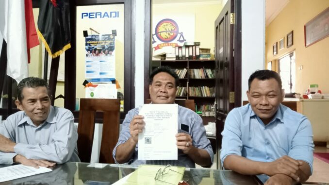 WhatsApp Image 2025-07-31 at 11.45.13 Sumardhan, SH, MH bersama tim dari Firma Hukum Edan Law saat menggelar konferensi pers terkait terbitnya SK AHU dan langkah hukum, Rabu (30/7/2025).