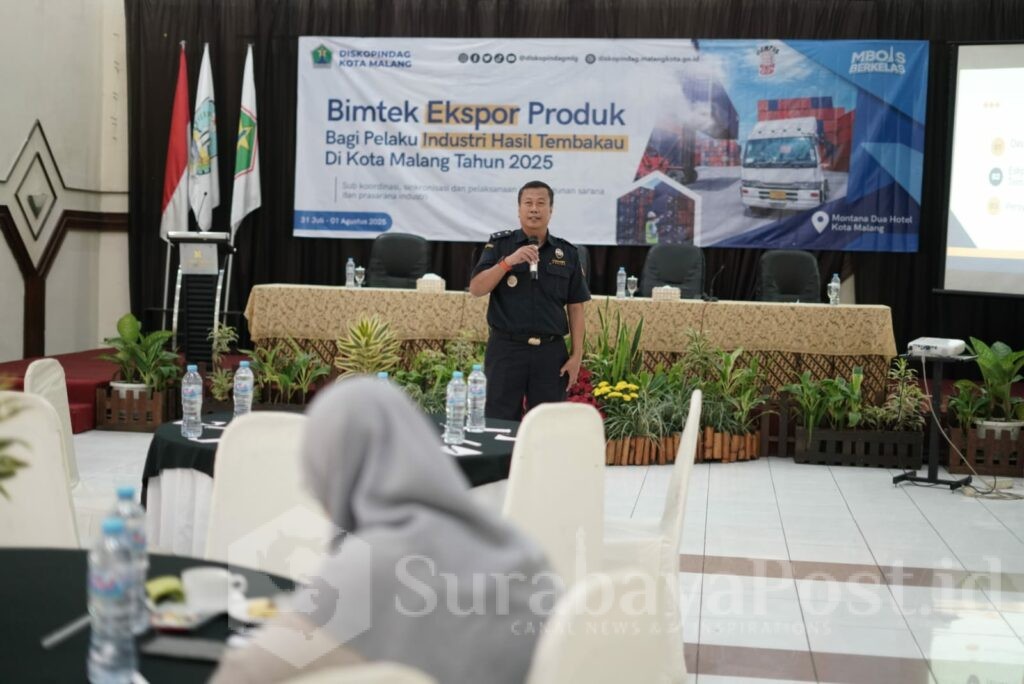 NARASUMBER: Kasi Penyuluhan dan Layanan Informasi Bea Cukai Malang, Pitoyo Pribadi memberikan paparan kepada peserta Bimtek