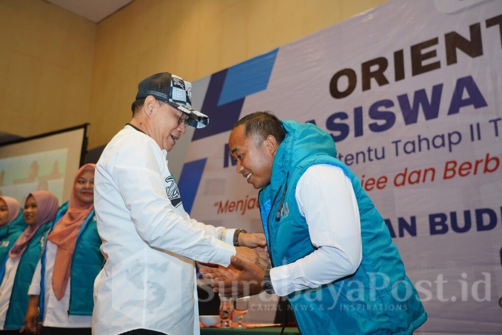 Rektor UIBU, Dr Nurcholis Sunuyeko, M.Si secara simbolis memberikan jaket khusus kepada perwakilan mahasiswa PPG