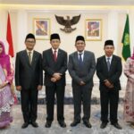 Prof. Dr. Hj. Ilfi Nur Diana, M.Pd.I (sebelah kanan) bersama dengan Menteri Agama dan jajaran Kemenag setelah acara pelantikan 5 Rektor PTKIN di Jakarta, Kamis (31/7/2024). (Foto: dok. Kemenag)