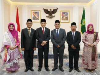Prof. Dr. Hj. Ilfi Nur Diana, M.Pd.I (sebelah kanan) bersama dengan Menteri Agama dan jajaran Kemenag setelah acara pelantikan 5 Rektor PTKIN di Jakarta, Kamis (31/7/2024). (Foto: dok. Kemenag)