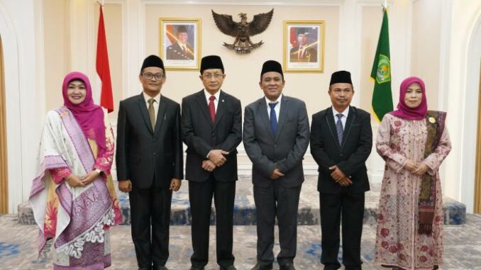 WhatsApp Image 2025-08-01 at 15.26.13 Prof. Dr. Hj. Ilfi Nur Diana, M.Pd.I (sebelah kanan) bersama dengan Menteri Agama dan jajaran Kemenag setelah acara pelantikan 5 Rektor PTKIN di Jakarta, Kamis (31/7/2024). (Foto: dok. Kemenag)