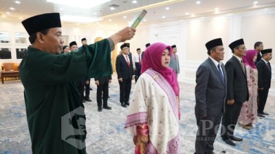 Prof. Dr. Hj. Ilfi Nur Diana, M.Pd.I saat pengambilan sumpah jabatan. (Foto.dok. Kemenag).