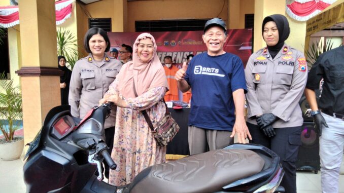 WhatsApp Image 2025-08-01 at 18.31.54 Riyadi, pemilik warung makan di Kota Malang yang menjadi korban pencurian motor itu mengaku senang motornya bisa ditemukan kembali.