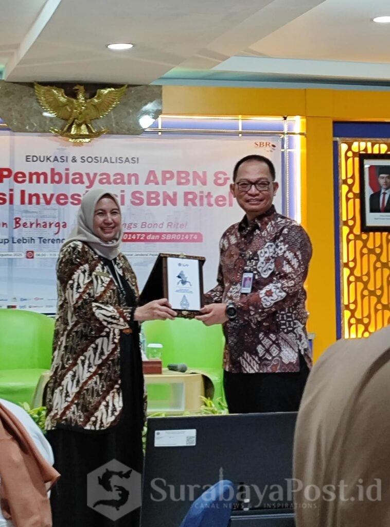 Kepala Kantor Wilayah DJP Daerah Istimewa Yogyakarta, Erna Sulistyowati memberikan cinderamata kepada Analis Keuangan Negara Ahli Madya Direktorat SUN, Chandra A.S. Wibowo. (ist).