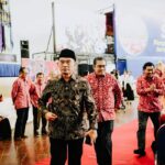 Prof. Dr. Muhadjir Effendi bersama Rektor UMM, Prof. Dr. Nazaruddin Malik, M.Si menemui para wali mahasiswa baru yang hadir di Dome UMM. (ist).