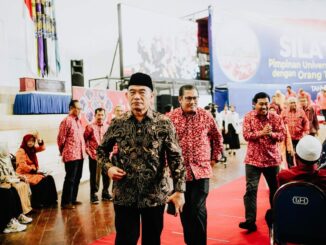 Prof. Dr. Muhadjir Effendi bersama Rektor UMM, Prof. Dr. Nazaruddin Malik, M.Si menemui para wali mahasiswa baru yang hadir di Dome UMM. (ist).