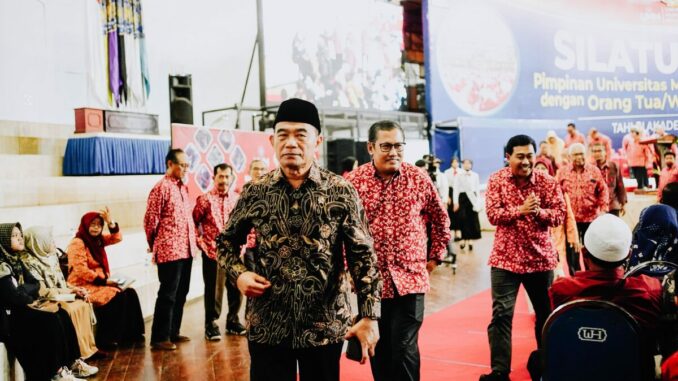 Prof. Dr. Muhadjir Effendi bersama Rektor UMM, Prof. Dr. Nazaruddin Malik, M.Si menemui para wali mahasiswa baru yang hadir di Dome UMM. (ist).