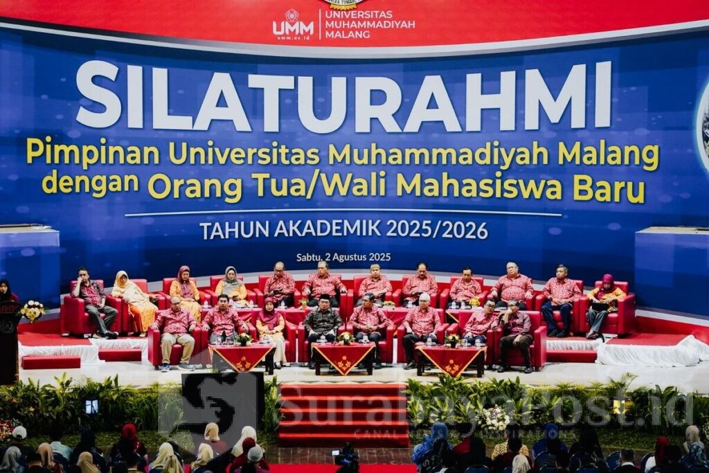 Prof. Dr. Muhadjir Effendi dan Rektor UMM, Prof. Dr. Nazaruddin Malik, M.Si beserta guru besar UMM diacara silaturahmi dengan para wali mahasiswa baru