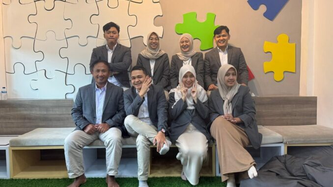 WhatsApp Image 2025-08-03 at 17.42.19 TERBAIK: Kepala Humas UMM, Dr. M. Isnaini, M.Pd (depan dua dari kiri) bersama jajaran tim Humas. (ist).