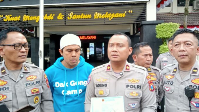 Kasatlantas Polresta Malang Kota, Kompol Agung Fitransyah memberikan keterangan kepada wartawan usai menindak pemilik mobil yang sempat Viral, Senin (4/8/2025).