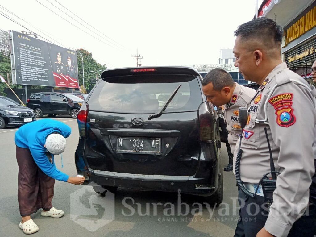 Pemilik mobil mencopot lampu belakang yang membuat silau pengemudi lain