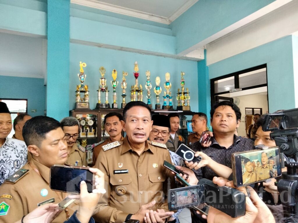 Walikota Wahyu Hidayat saat memberikan keterangan kepada wartawan