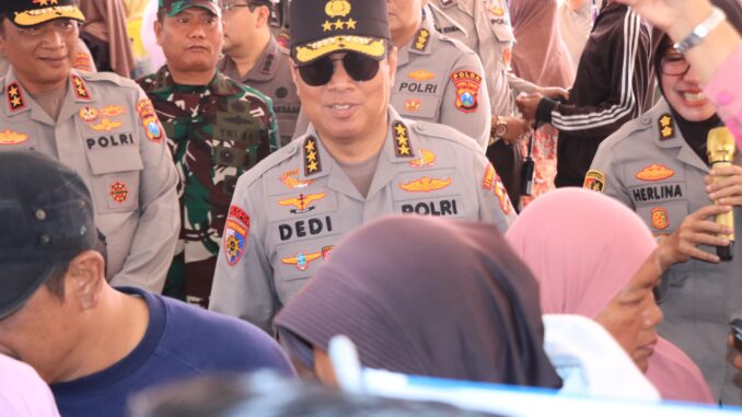 WhatsApp Image 2025-08-06 at 18.46.26 Irwasum Polri, Komjen Pol. Prof. Dr. Dedi Prasetyo, meninjau langsung kegiatan bazar murah bahan pokok yang digelar di Desa Rembun, Kecamatan Dampit, Kabupaten Malang, Rabu 6 Agustus 2025. (istimewa).