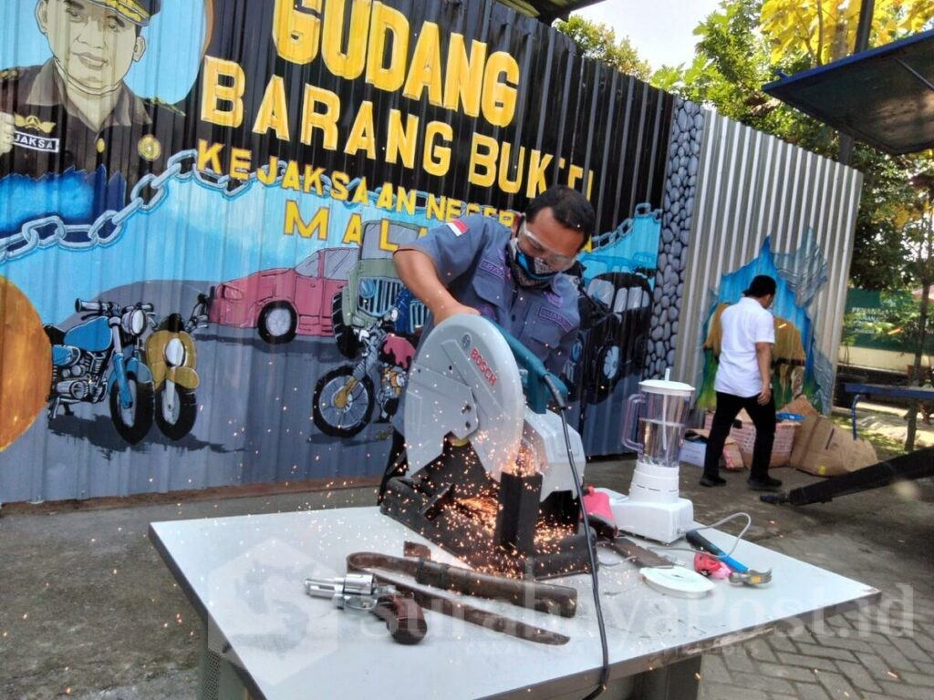 Pemusnahan barang bukti jenis senjata api rakitan dan senjata tajam dengan cara di potong