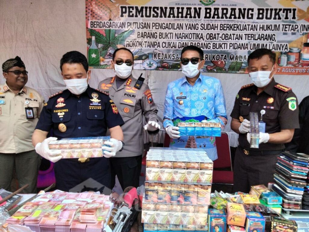 Barang bukti rokok ilegal dimusnahkan dengan cara dibakar