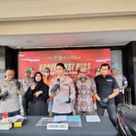 Wakapolresta Malang Kota, AKBP Oskar Syamsuddin saat menggelar konferensi pers hasil ungkap kasus pencurian dengan 4 tersangka, Jumat (8/8/2025).