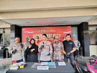 Wakapolresta Malang Kota, AKBP Oskar Syamsuddin saat menggelar konferensi pers hasil ungkap kasus pencurian dengan 4 tersangka, Jumat (8/8/2025).