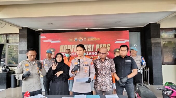 Wakapolresta Malang Kota, AKBP Oskar Syamsuddin saat menggelar konferensi pers hasil ungkap kasus pencurian dengan 4 tersangka, Jumat (8/8/2025).