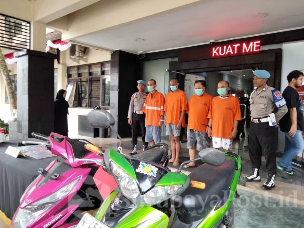 Empat tersangka beserta barang bukti yang berhasil diamankan Polresta Malang Kota