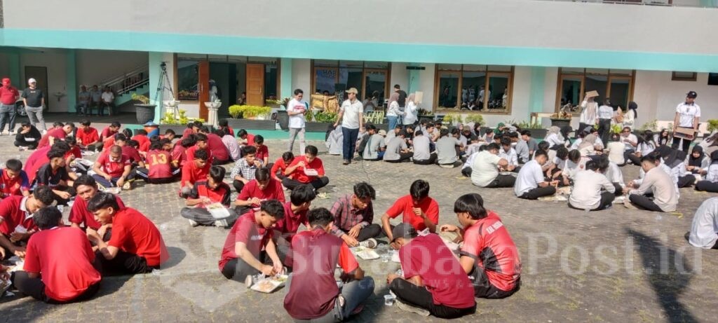 Ribuan mahasiswa baru tampak senang dan antusias mengikuti kegiatan Sarapan Bareng di Kampus C, UIBU Malang, Jl Citandui 46
