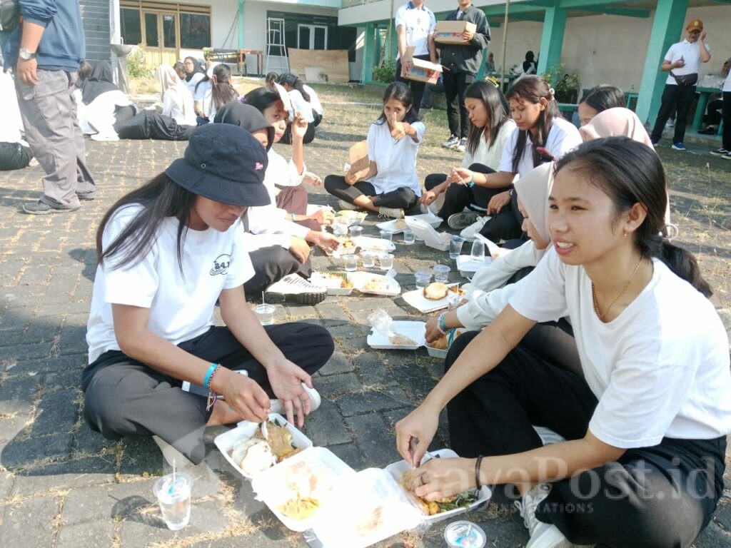 Ribuan mahasiswa baru tampak senang dan antusias mengikuti kegiatan Sarapan Bareng di Kampus C, UIBU Malang, Jl Citandui 46