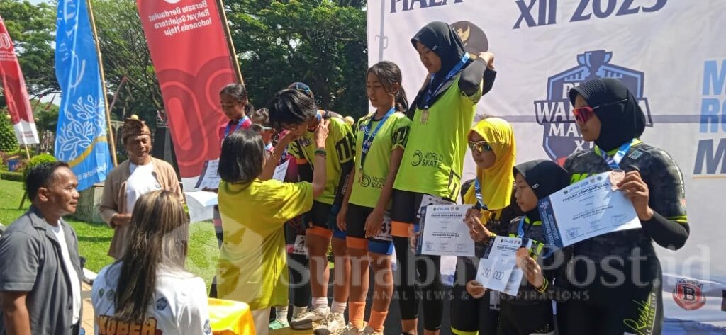 Atlet yang menjuarai Kejurnas sepatu roda Walikota Malang Cup ke-12 mendapatkan penghargaan berupa medali dan piagam.