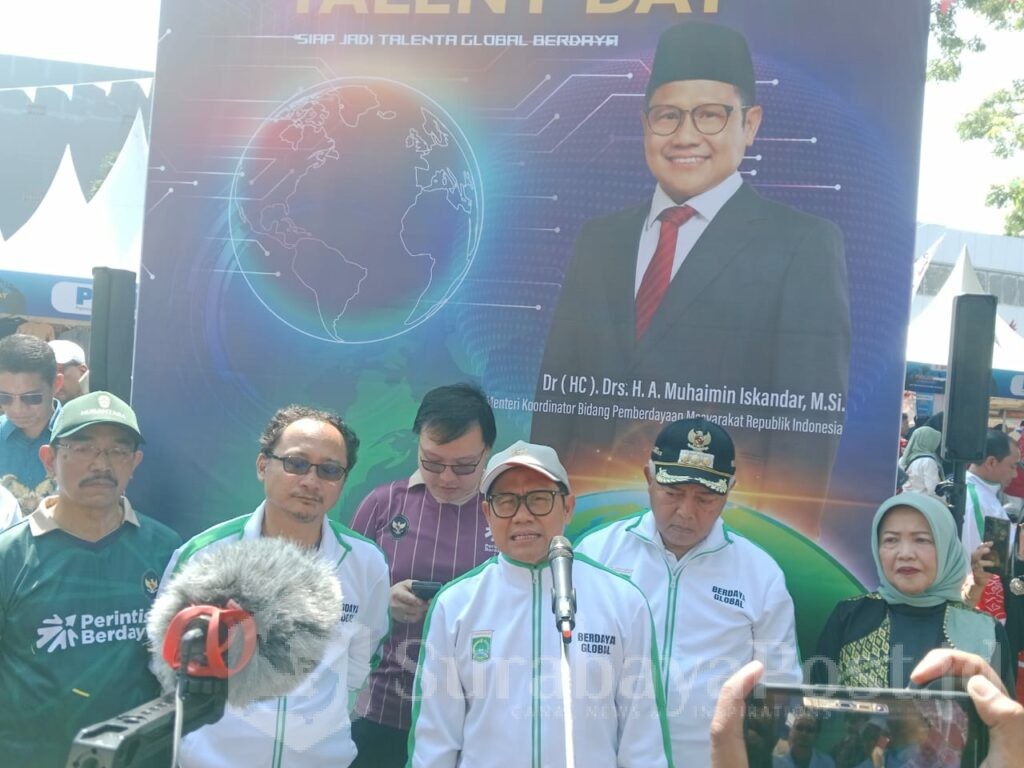 Menteri Koordinator Bidang Pemberdayaan Masyarakat (Menko PM), Muhaimin Iskandar memberikan keterangan kepada wartawan