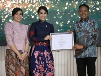 Walikota Malang, Wahyu Hidayat saat menerima penghargaan Kota Layak Anak untuk keempat kalinya dari Kementerian Agama RI. (Sumber Prokompim).