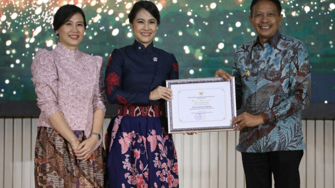 WhatsApp Image 2025-08-09 at 15.29.43 Walikota Malang, Wahyu Hidayat saat menerima penghargaan Kota Layak Anak untuk keempat kalinya dari Kementerian Agama RI. (Sumber Prokompim).