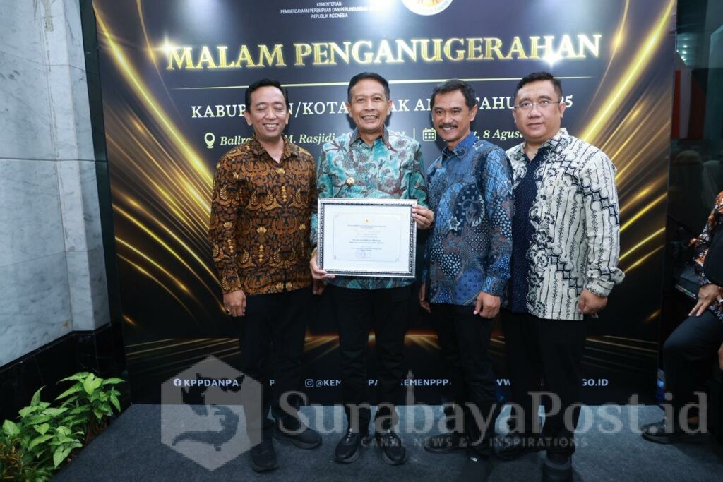 Walikota Wahyu Hidayat pose bersama Kepala Dinsos P3AP2KB Donny Sandito, Kepala Diskominfo Nur Widianto serta Sekretaris Bappeda, Teddy usai menerima penghargaan. (Sumber Prokompim).