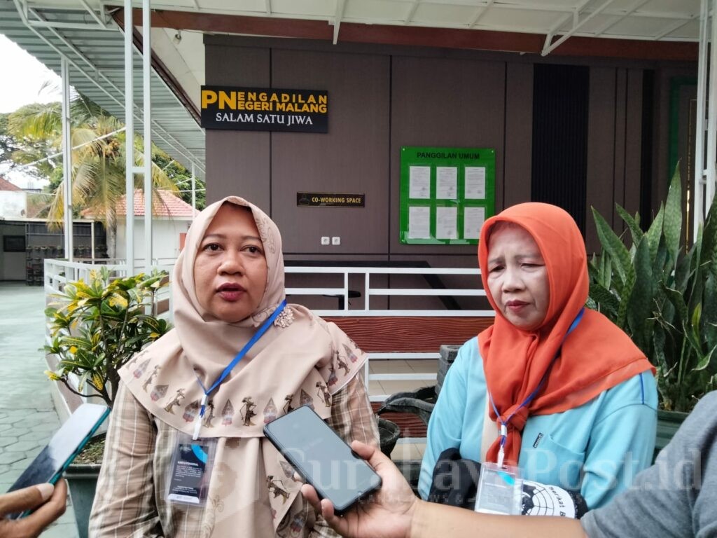 Perwakilan SBMI Pusat, Dina Nuriyati dan Kasi saat ditemui awak media di PN Malang