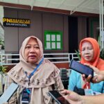 Dina Nuriyati dan Kasi, perwakilan SBMI Pusat saat memberikan keterangan kepada wartawan di PN Malang, Senin (11/8/2025).