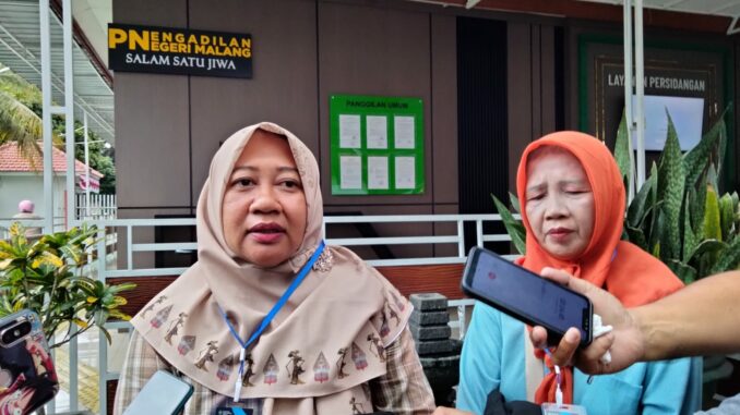 Dina Nuriyati dan Kasi, perwakilan SBMI Pusat saat memberikan keterangan kepada wartawan di PN Malang, Senin (11/8/2025).