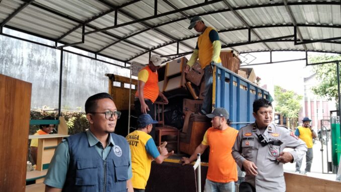 PN Kelas IA Malang melaksanakan eksekusi pengosongan rumah di Jalan Pulau Galang, Kelurahan Kasin, Kecamatan Klojen, Kota Malang, Jawa Timur, tanpa perlawanan, Selasa (12/8/2025).