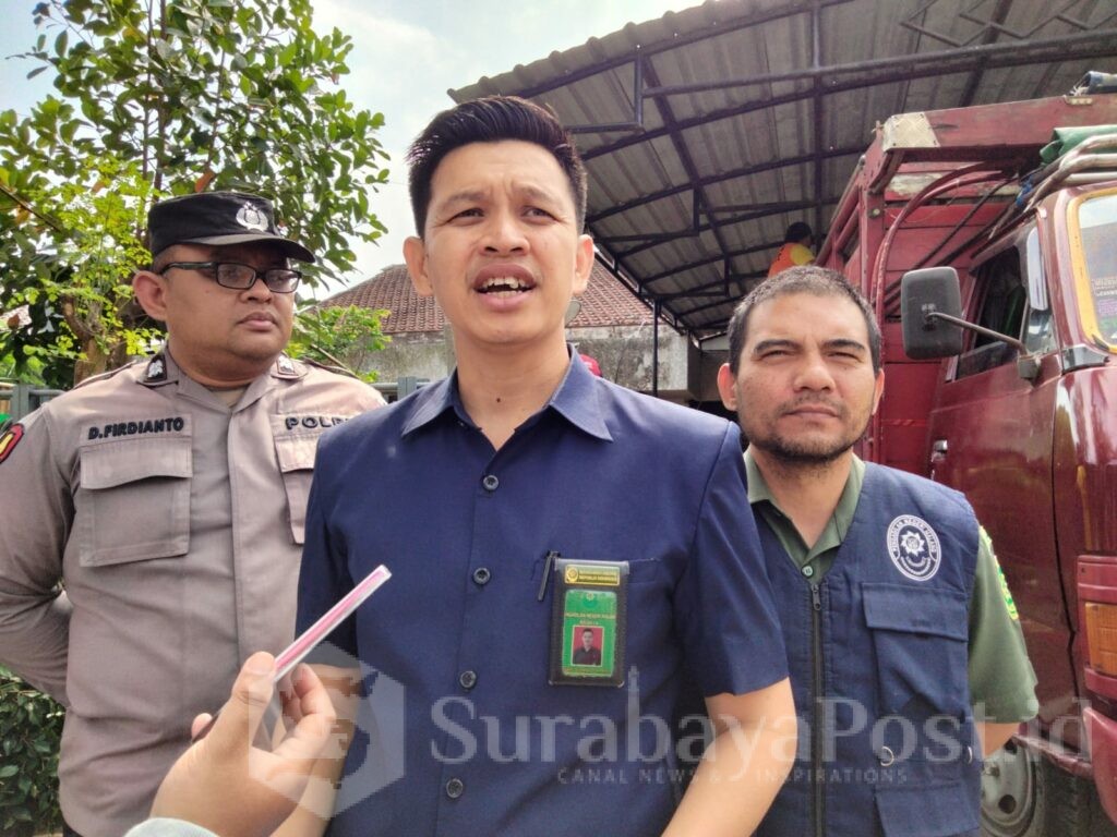 Panitera Muda Perdata PN Malang Ramli Hidayat, SH, MH memberikan keterangan kepada disela pelaksanaan eksekusi.