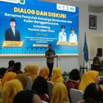 Menteri Kependudukan dan Pembangunan Keluarga/Kepala BKKBN, Dr. Wihaji, M.Pd saat dialog bersama Penyuluh Keluarga Berencana dan kader di Mini Block Office Kota Malang, Jawa Timur, Selasa (12/8/2025).