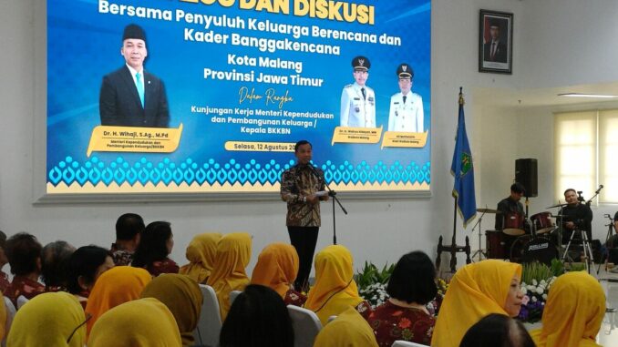 Menteri Kependudukan dan Pembangunan Keluarga/Kepala BKKBN, Dr. Wihaji, M.Pd saat dialog bersama Penyuluh Keluarga Berencana dan kader di Mini Block Office Kota Malang, Jawa Timur, Selasa (12/8/2025).