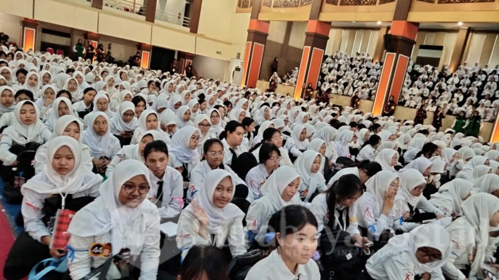 Ribuan mahasiswa baru UB dalam kegiatan PKKMB 2025