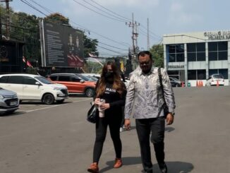 QAR didampingi kuasa hukumnya, Satria Marwan, SH, MH, tiba di Polresta Malang Kota pada sekitar pukul 10.14 untuk menjalani pemeriksaan, Rabu (13/8/2025).