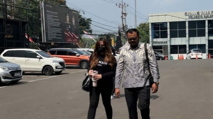 QAR didampingi kuasa hukumnya, Satria Marwan, SH, MH, tiba di Polresta Malang Kota pada sekitar pukul 10.14 untuk menjalani pemeriksaan, Rabu (13/8/2025).