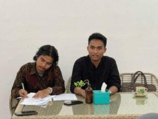 Kuasa hukum dokter AY, Alwi Alu, SH (kanan) dalam konferensi pers beberapa waktu lalu. (ist).