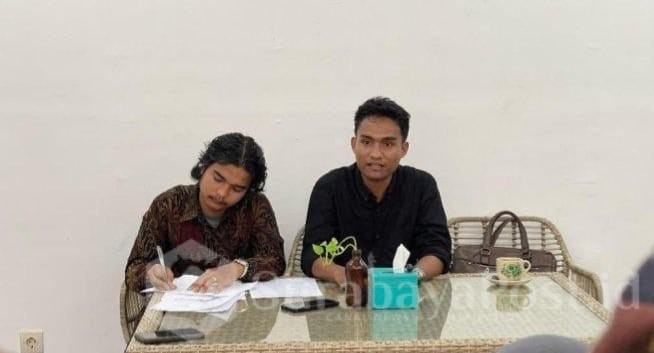 Kuasa hukum dokter AY, Alwi Alu, SH (kanan) dalam konferensi pers beberapa waktu lalu. (ist).